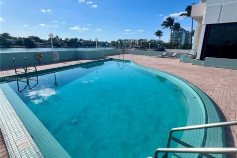 Купить кондоминиум в Майами-Бич, Флорида 1 спальня, 79.43м2, № 1957926 - фото 19