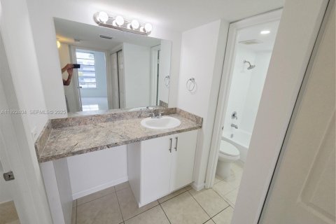 Condo in Miami, Florida, 2 bedrooms  № 1982802 - photo 7
