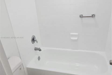 Condo in Miami, Florida, 2 bedrooms  № 1982802 - photo 8