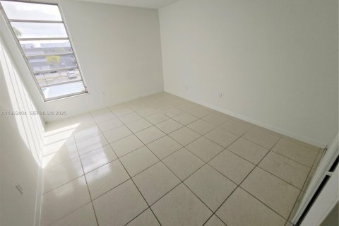 Condo in Miami, Florida, 2 bedrooms  № 1982802 - photo 15