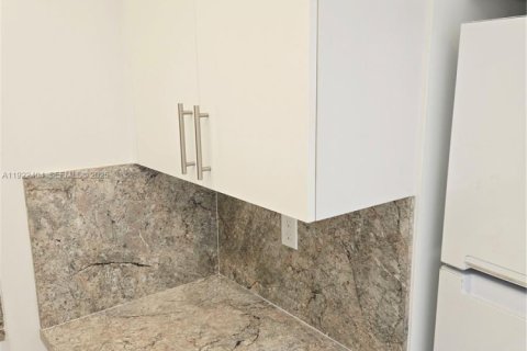 Condo in Miami, Florida, 2 bedrooms  № 1982802 - photo 3