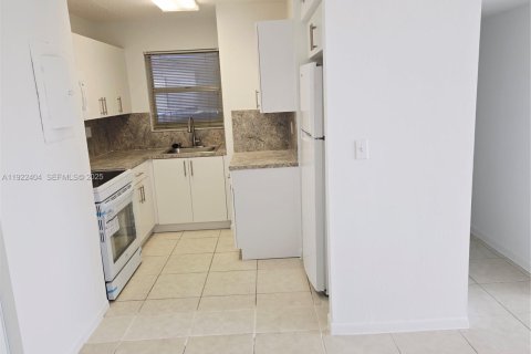 Condo in Miami, Florida, 2 bedrooms  № 1982802 - photo 2