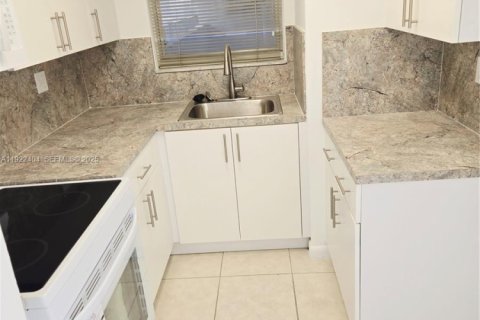 Condo in Miami, Florida, 2 bedrooms  № 1982802