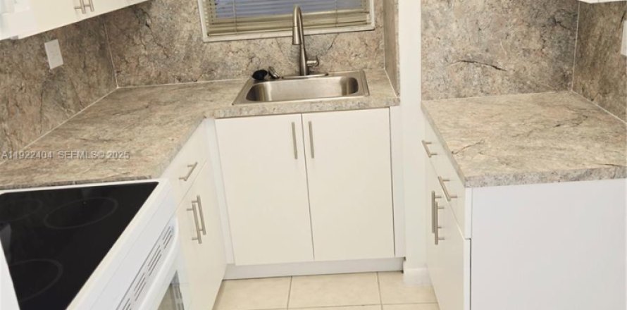 Condo in Miami, Florida, 2 bedrooms  № 1982802