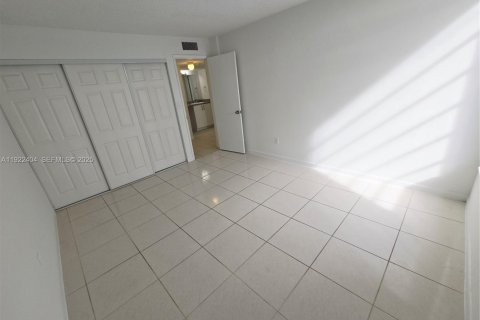 Condo in Miami, Florida, 2 bedrooms  № 1982802 - photo 14