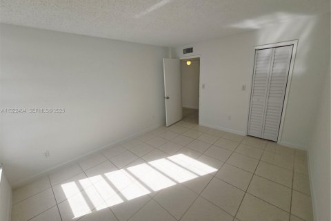 Condo in Miami, Florida, 2 bedrooms  № 1982802 - photo 12