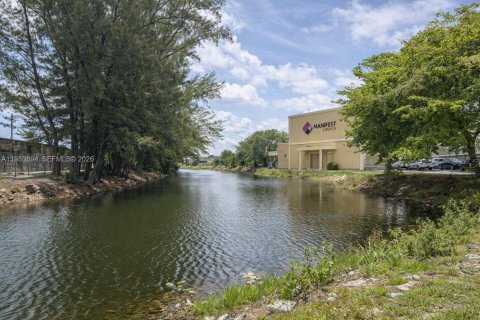 Immobilier commercial à vendre à Opa-locka, Floride № 2044170 - photo 4