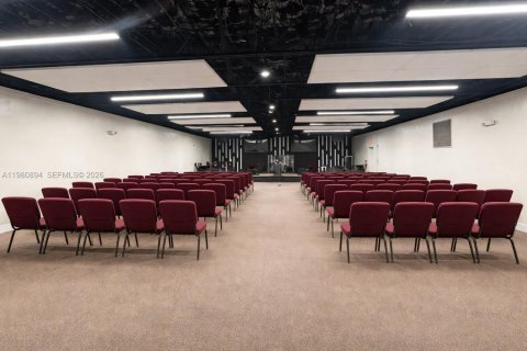 Immobilier commercial à vendre à Opa-locka, Floride № 2044170 - photo 10