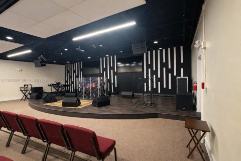 Immobilier commercial à vendre à Opa-locka, Floride № 2044170 - photo 12