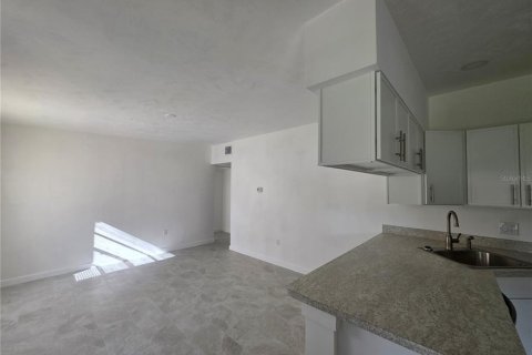 House in Sanford, Florida 3 bedrooms, 132.29 sq.m. № 2096095 - photo 2