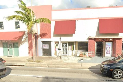 Propiedad comercial en venta en Miami, Florida № 1961698 - foto 1