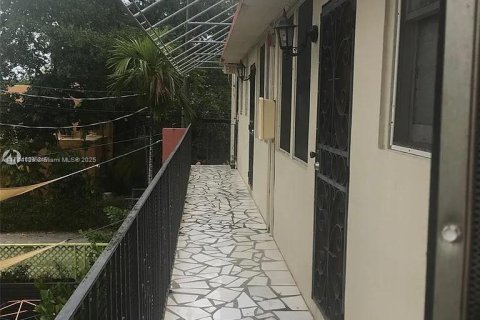 Propiedad comercial en venta en Miami, Florida № 1961698 - foto 6