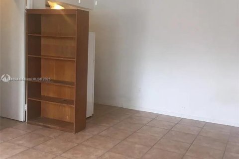 Propiedad comercial en venta en Miami, Florida № 1961698 - foto 4