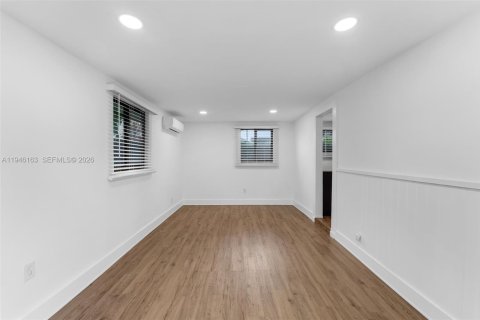 House in Miami, Florida 1 bedroom, 65.03 sq.m. № 2003039 - photo 2