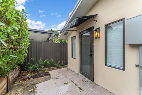 House in Miami, Florida 1 bedroom, 65.03 sq.m. № 2003039