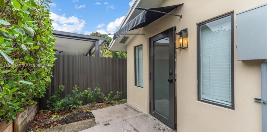 House in Miami, Florida 1 bedroom, 65.03 sq.m. № 2003039