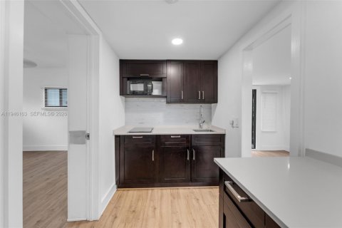 House in Miami, Florida 1 bedroom, 65.03 sq.m. № 2003039 - photo 3