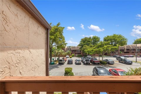 Condo in Miami, Florida, 3 bedrooms  № 1819808 - photo 15