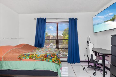 Condo in Miami, Florida, 3 bedrooms  № 1819808 - photo 17