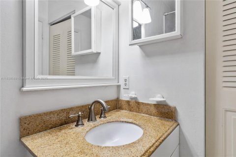 Condo in Miami, Florida, 3 bedrooms  № 1819808 - photo 20