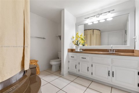 Condo in Miami, Florida, 3 bedrooms  № 1819808 - photo 25