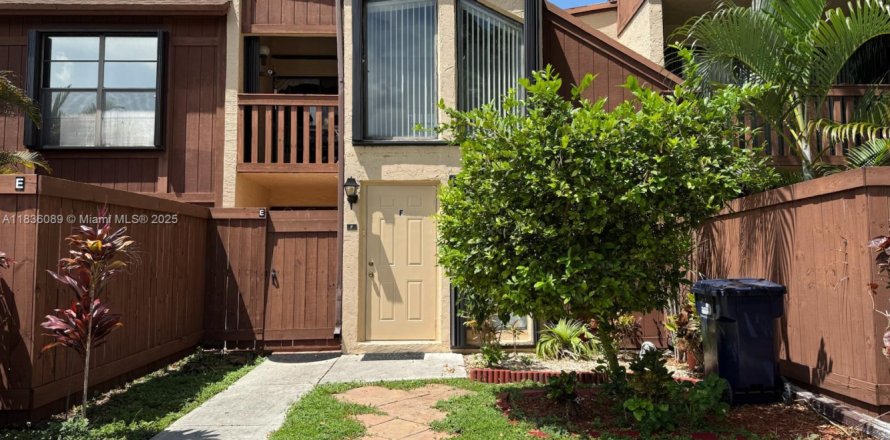 Condo in Miami, Florida, 3 bedrooms  № 1819808