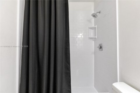 Condo in Miami, Florida, 3 bedrooms  № 1819808 - photo 19