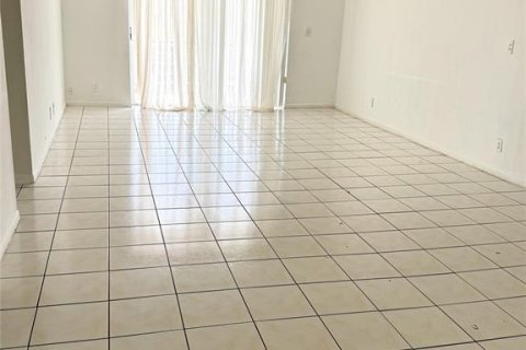 Condo in Hollywood, Florida, 2 bedrooms  № 2188508 - photo 2