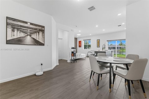 Townhouse in Homestead, Florida 3 bedrooms, 151.24 sq.m. № 1997349 - photo 4