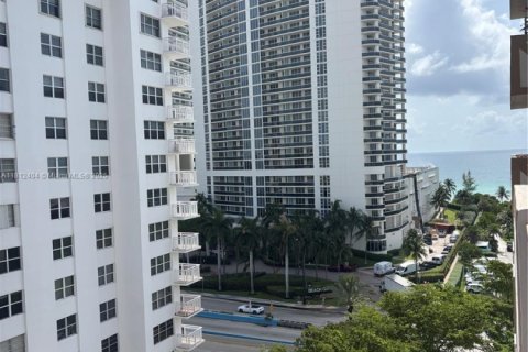 Condominio en venta en Hallandale Beach, Florida, 1 dormitorio, 120.77 m2 № 1766441 - foto 17