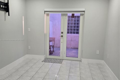 Propiedad comercial en alquiler en Cutler Bay, Florida, 1 dormitorio, 129.51 m2 № 1953596 - foto 2