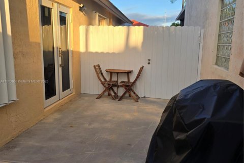 Propiedad comercial en alquiler en Cutler Bay, Florida, 1 dormitorio, 129.51 m2 № 1953596 - foto 1