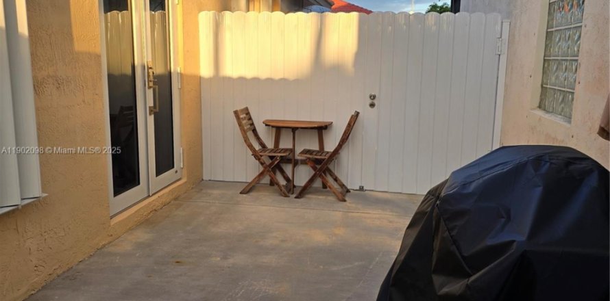 Propiedad comercial en Cutler Bay, Florida 1 dormitorio, 129.51 m2 № 1953596