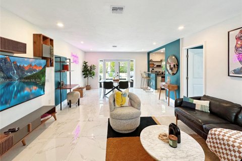 Снять в аренду виллу или дом в Майами, Флорида 3 спальни, 110.37м2, № 1963866 - фото 2