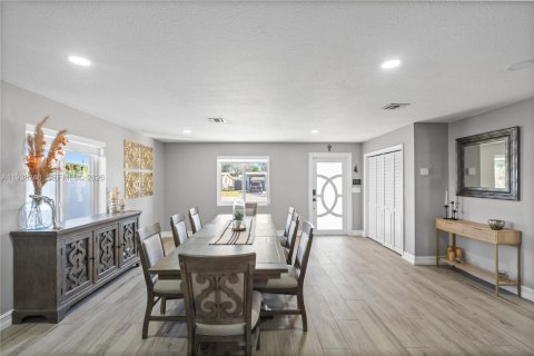 Villa ou maison à vendre à Miami, Floride: 3 chambres, 209.96 m2 № 1995885 - photo 2