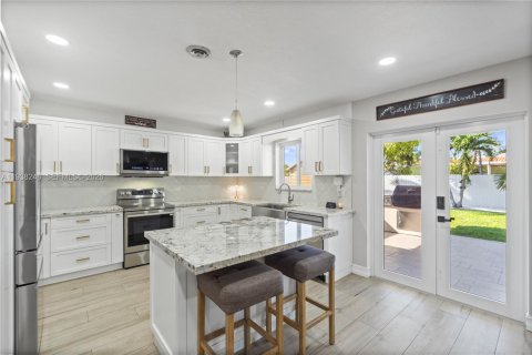 Villa ou maison à vendre à Miami, Floride: 3 chambres, 209.96 m2 № 1995885 - photo 4