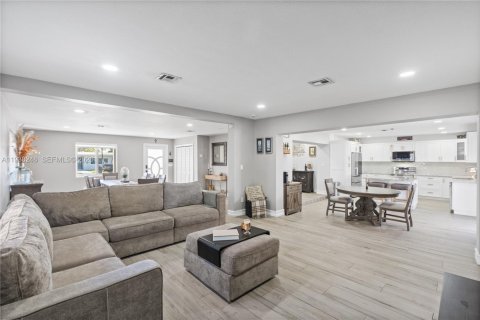 Villa ou maison à vendre à Miami, Floride: 3 chambres, 209.96 m2 № 1995885 - photo 3