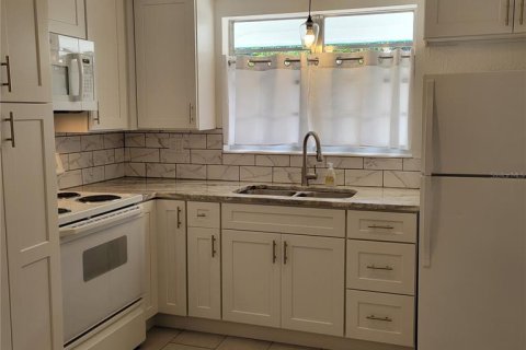 House in Sarasota, Florida 2 bedrooms, 100.89 sq.m. № 2379768 - photo 4
