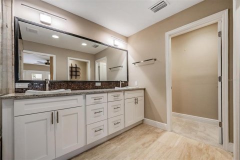 House in Tampa, Florida 3 bedrooms, 172.71 sq.m. № 2103341 - photo 24