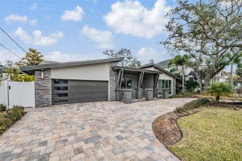 House in Tampa, Florida 3 bedrooms, 172.71 sq.m. № 2103341