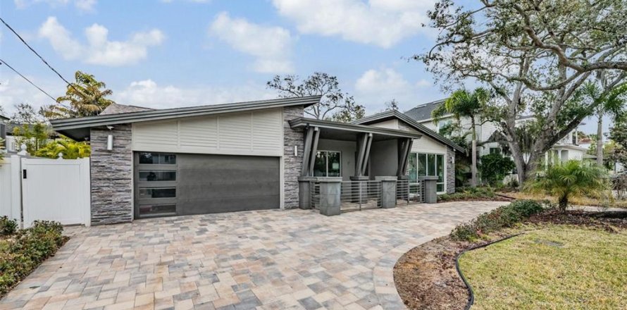 House in Tampa, Florida 3 bedrooms, 172.71 sq.m. № 2103341