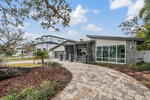 House in Tampa, Florida 3 bedrooms, 172.71 sq.m. № 2103341 - photo 2