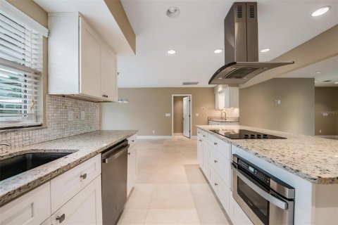 House in Tampa, Florida 3 bedrooms, 172.71 sq.m. № 2103341 - photo 17