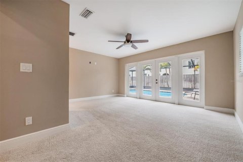 House in Tampa, Florida 3 bedrooms, 172.71 sq.m. № 2103341 - photo 21