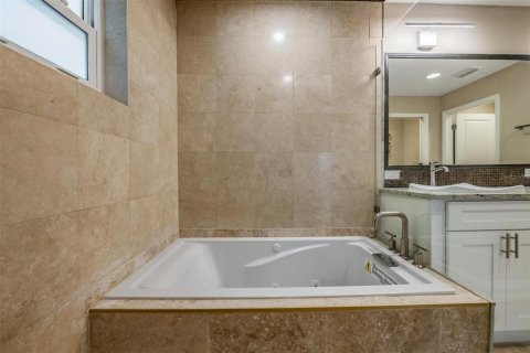 House in Tampa, Florida 3 bedrooms, 172.71 sq.m. № 2103341 - photo 25