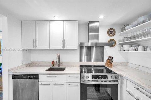 Condo in Miami Beach, Florida, 1 bedroom  № 2068004 - photo 12