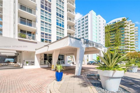 Condo in Miami Beach, Florida, 1 bedroom  № 2068004 - photo 22