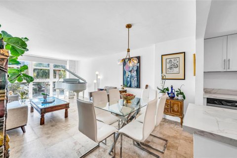 Condo in Miami Beach, Florida, 1 bedroom  № 2068004 - photo 2