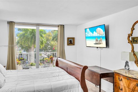 Condo in Miami Beach, Florida, 1 bedroom  № 2068004 - photo 15
