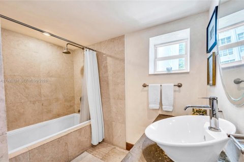 Condo in Miami Beach, Florida, 1 bedroom  № 2068004 - photo 10